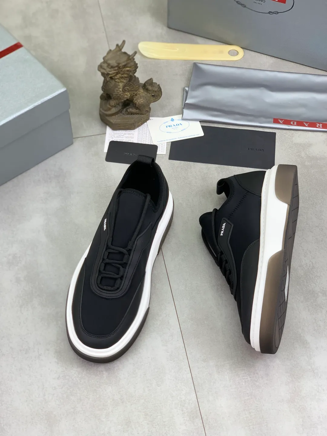 Men's shoes 💰P560💰[New style] popular models are on the official website, 🆘 Trendy brand (Prada) mainly promotes popular models, avant-garde and versatile fashion men's shoes private version mold opening, cowhide surface splicing 1:1.. Fashionable and simple, original imported cowhide lining cowhide feet; the atmosphere and personality are more fashionable, eye-catching and pursuing class. It will subvert the old idea and be a must-have for fashionistas with you! Must keep it for yourself! Tall and comfortable, large and low, high-end quality workmanship. Size: 38-44 3️⃣colors available.
